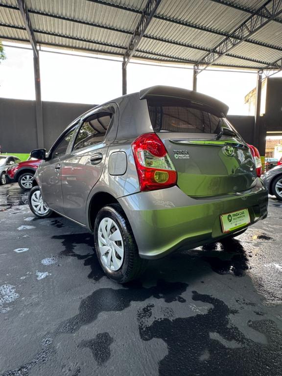 TOYOTA Etios Hatch - Foto