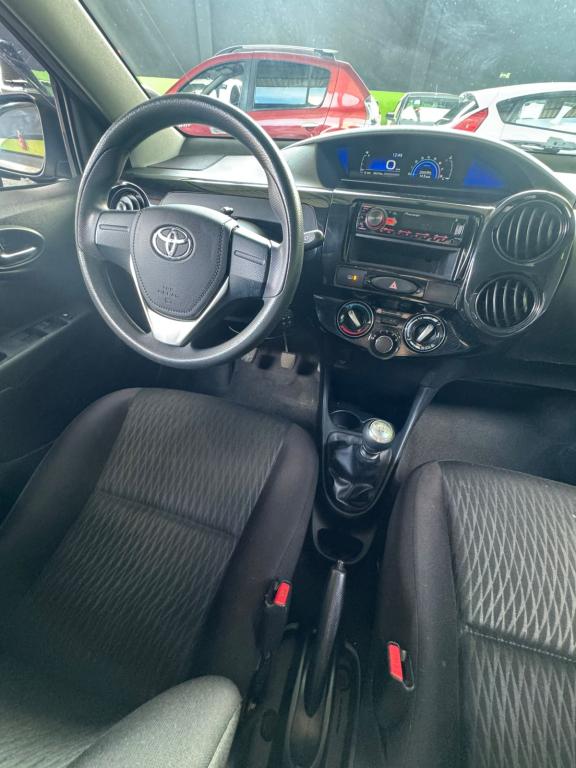 TOYOTA Etios Hatch - Foto