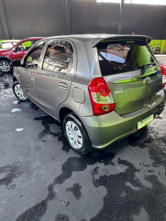 TOYOTA Etios Hatch - Foto