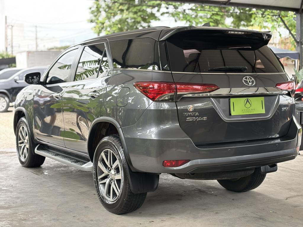 TOYOTA Hilux SW4 - Foto