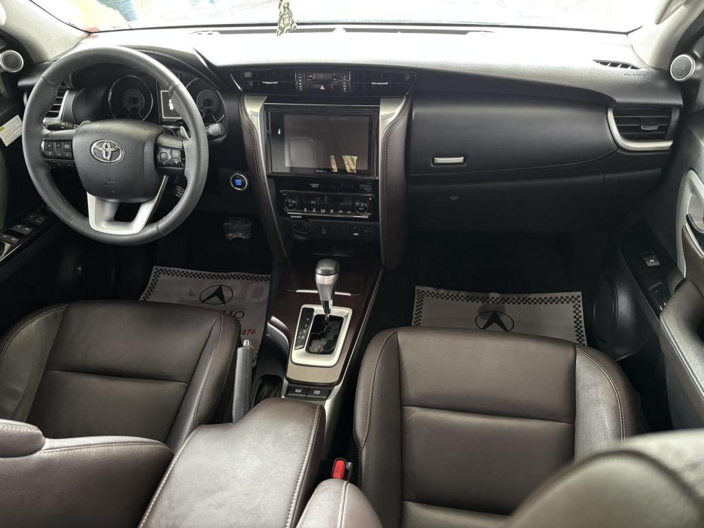 TOYOTA Hilux SW4 - Foto