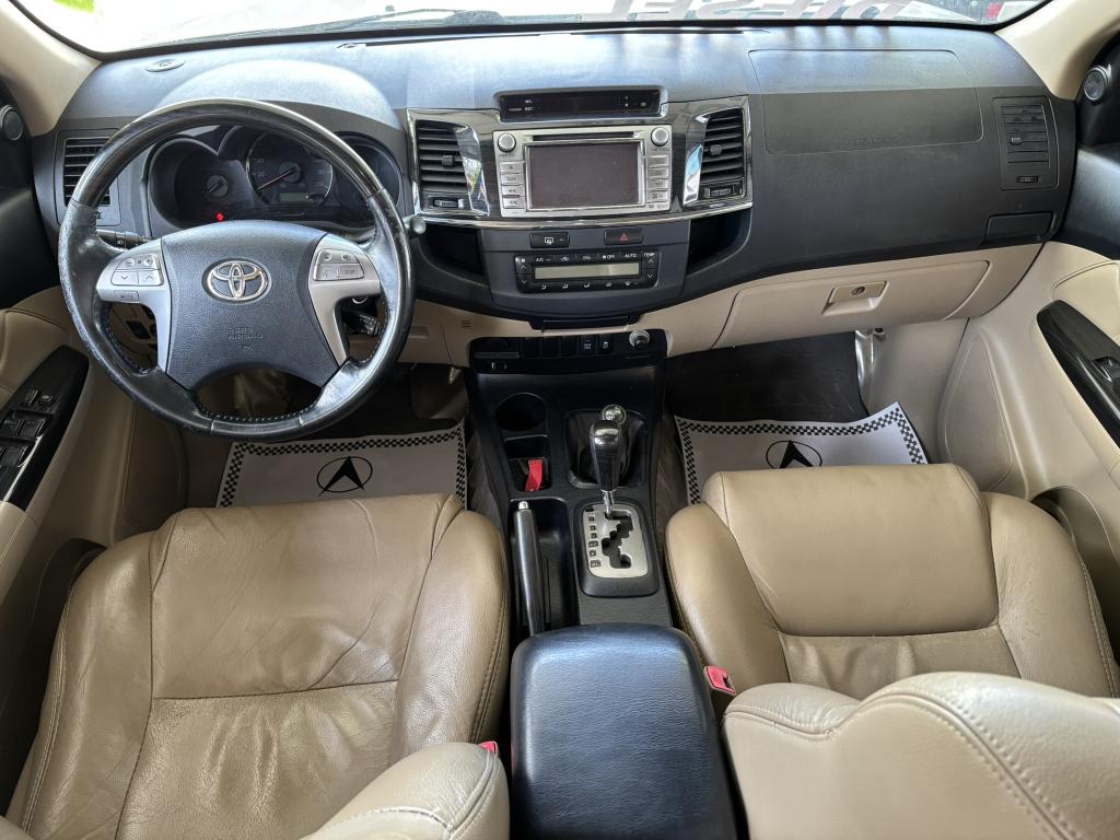 TOYOTA Hilux SW4 - Foto