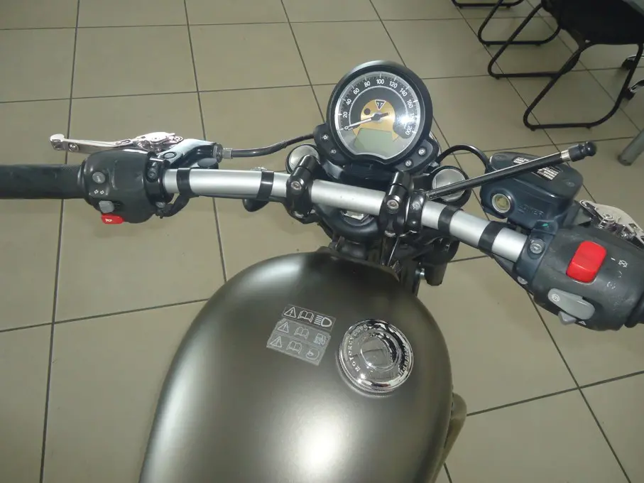 TRIUMPH Bobber 1200 - Foto