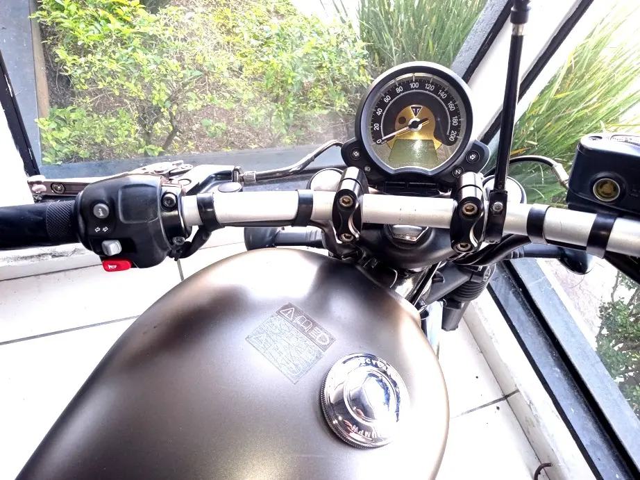 TRIUMPH Bobber 1200 - Foto