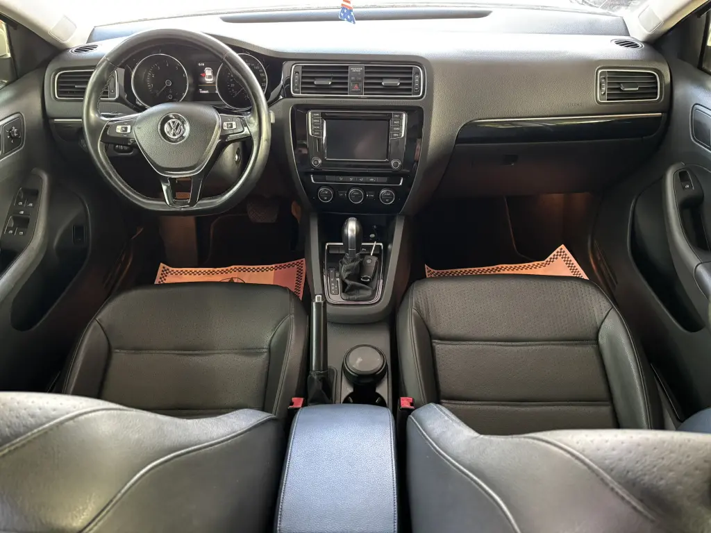 VOLKSWAGEN Jetta - Foto