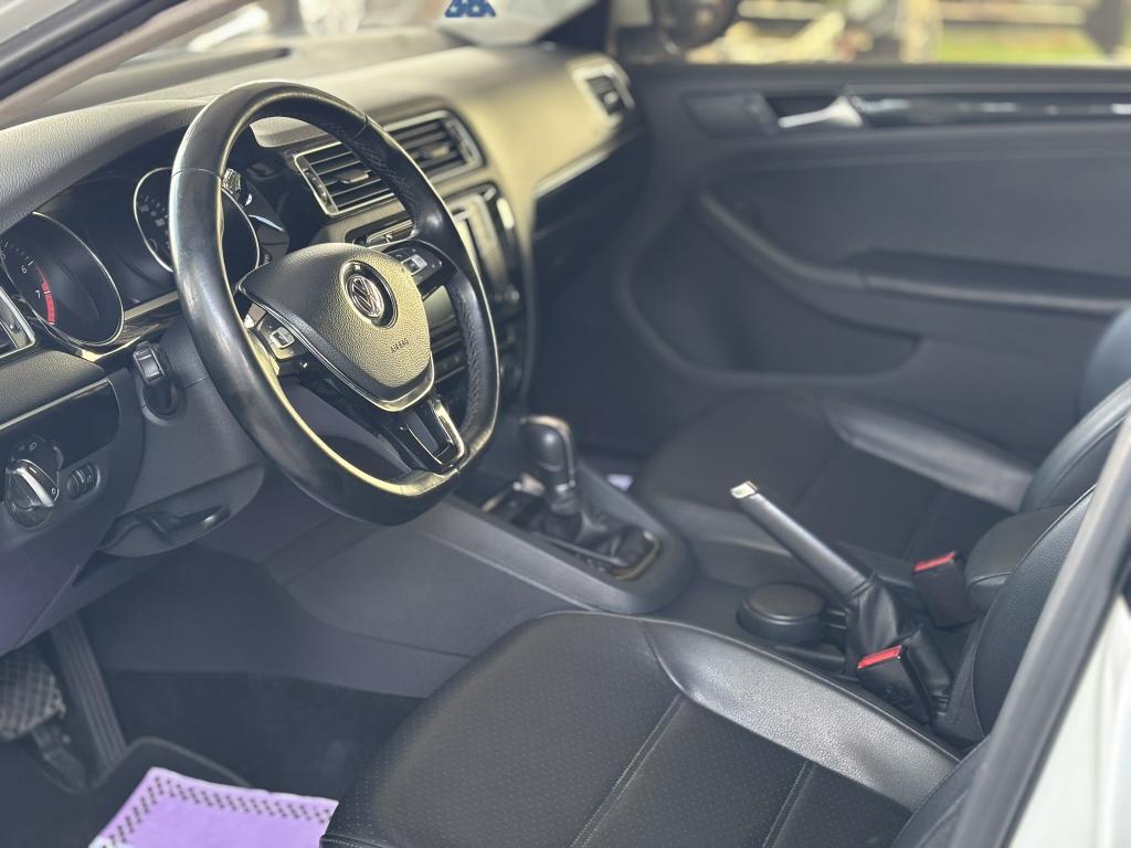 VOLKSWAGEN Jetta - Foto