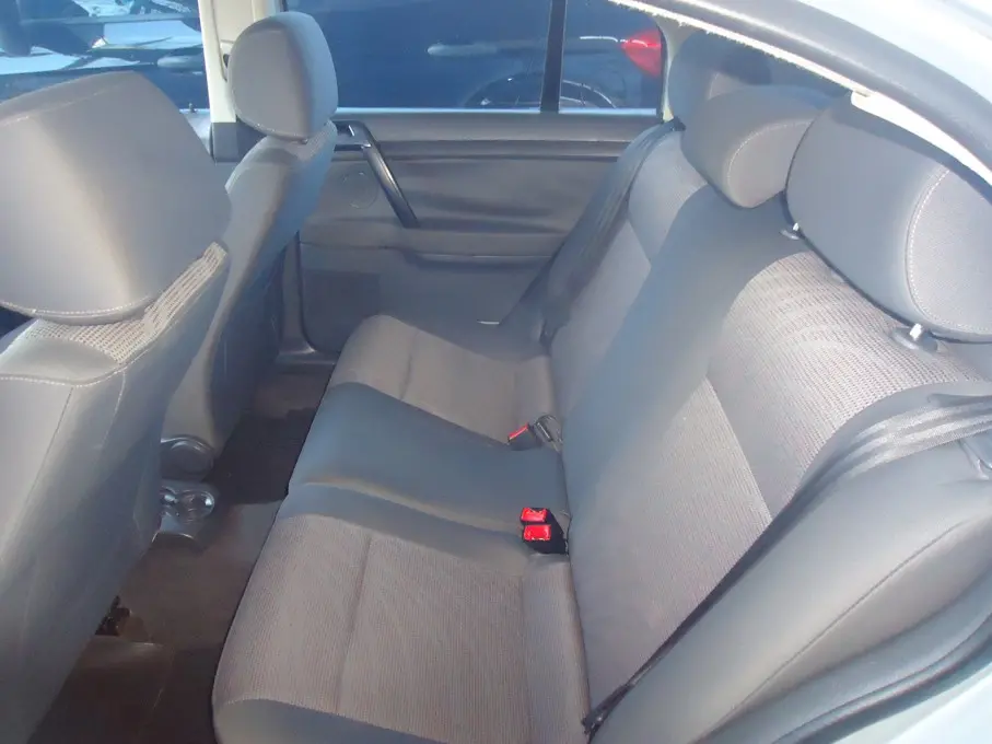 VOLKSWAGEN Polo Sedan - Foto