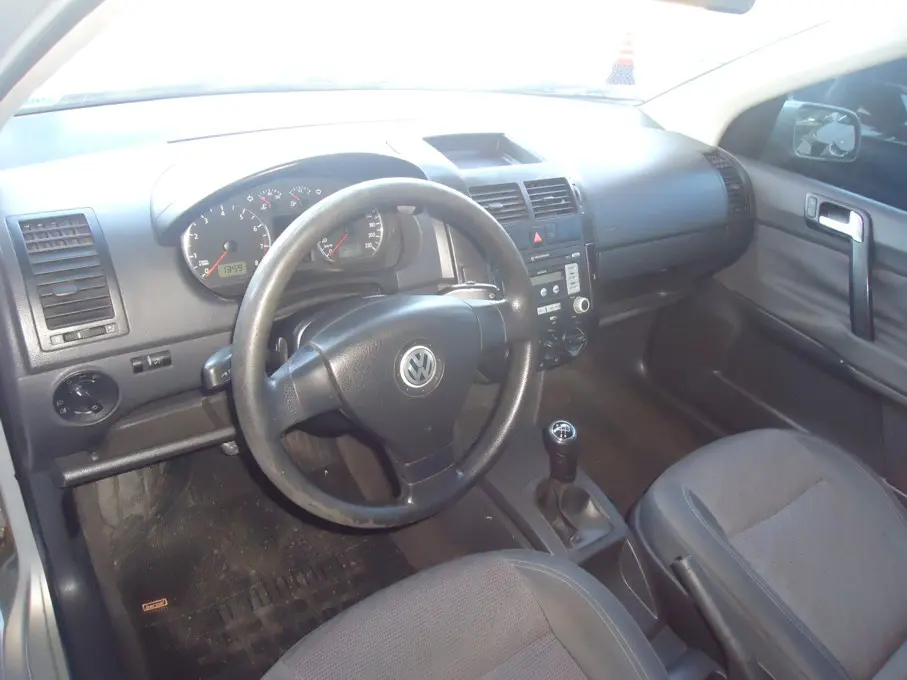 VOLKSWAGEN Polo Sedan - Foto