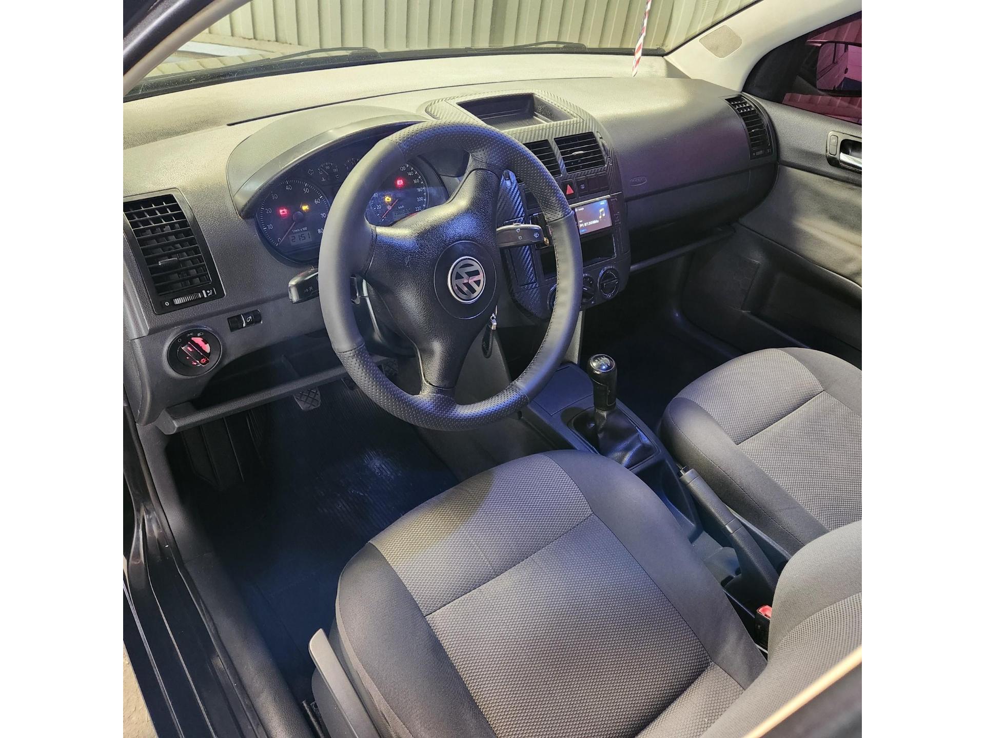 VOLKSWAGEN Polo Sedan - Foto