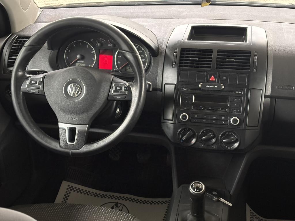 VOLKSWAGEN Polo Sedan - Foto