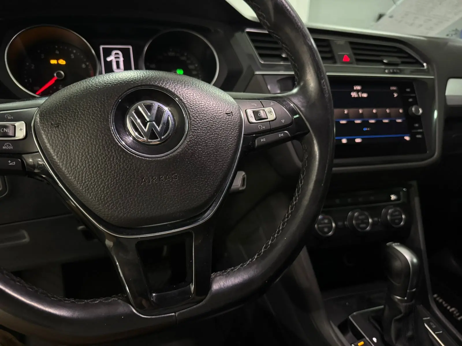 VOLKSWAGEN Tiguan - Miniatura