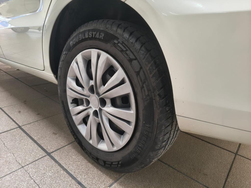 VOLKSWAGEN Voyage - Foto