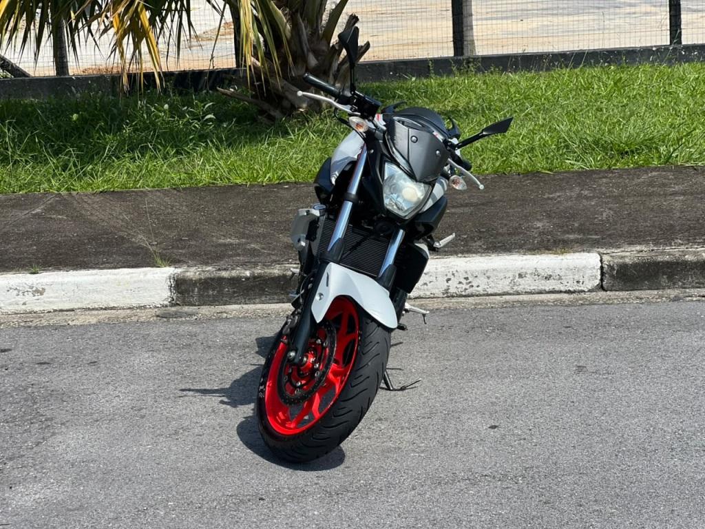 YAMAHA MT-03 300 - Foto