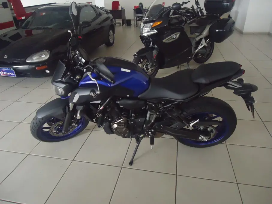 YAMAHA MT-07 700 - Foto