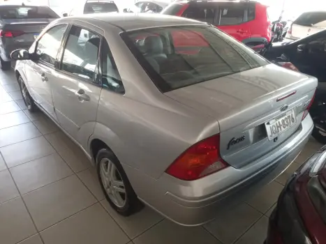 FORD Focus Sedan 2.0 16V 4P GHIA, Foto 5