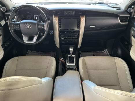 TOYOTA Hilux SW4 2.8 4P SRX 4X4 DIAMOND 7 LUGARES TURBO DIESEL AUTOM�TICO, Foto 7