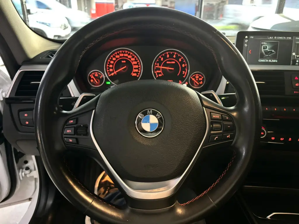 BMW 320I - Foto