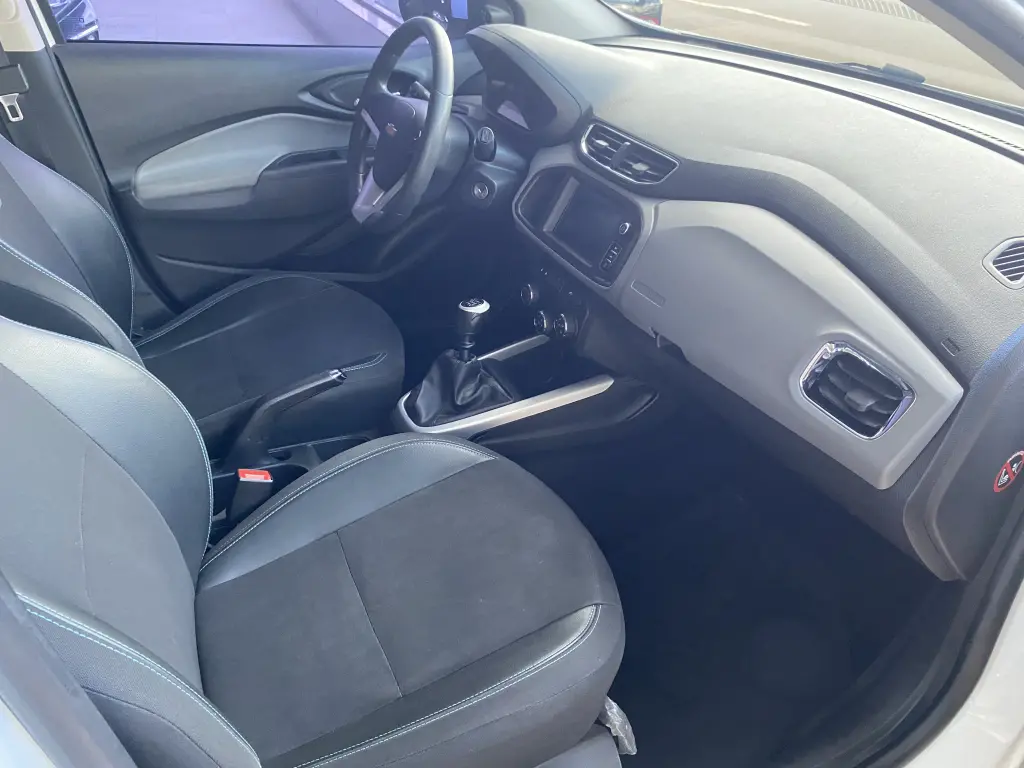 CHEVROLET Onix Hatch - Foto