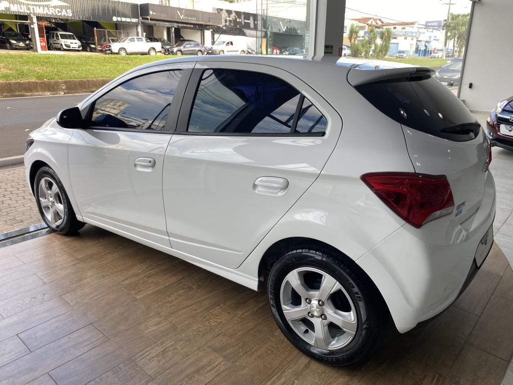 CHEVROLET Onix Hatch - Foto