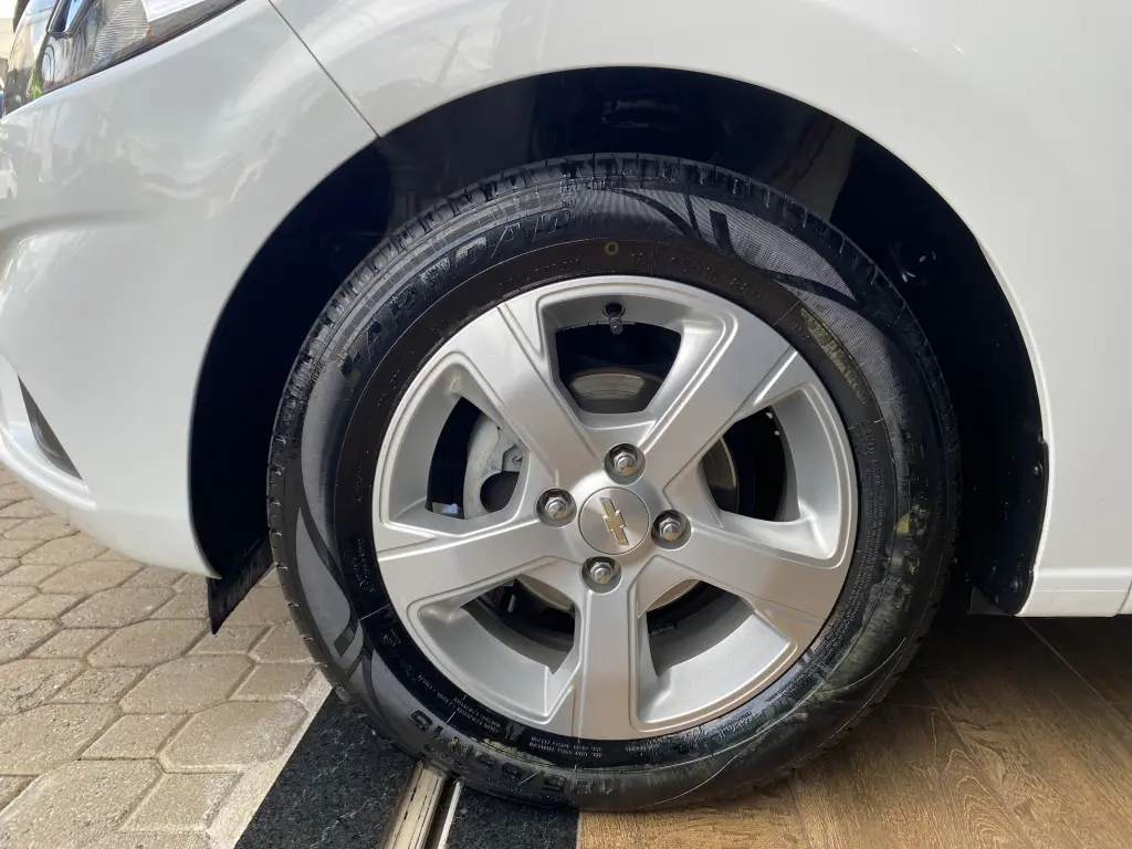 CHEVROLET Onix Hatch - Foto