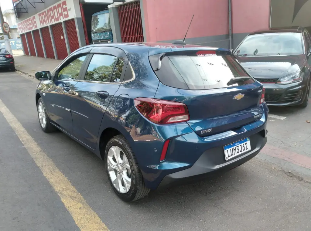 CHEVROLET Onix Hatch - Foto