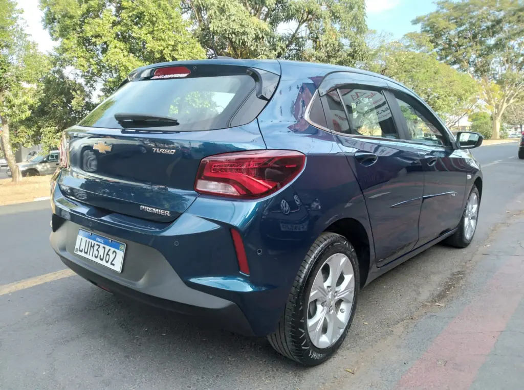 CHEVROLET Onix Hatch - Foto