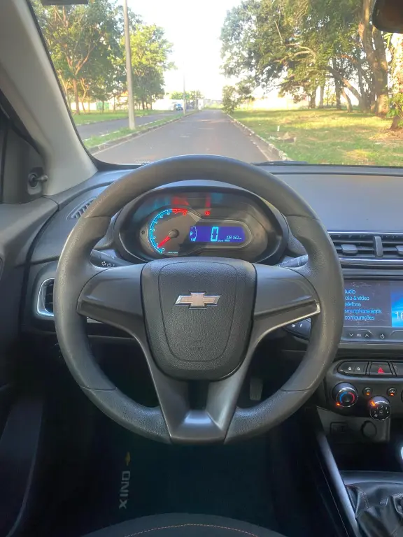 CHEVROLET Onix Hatch - Foto