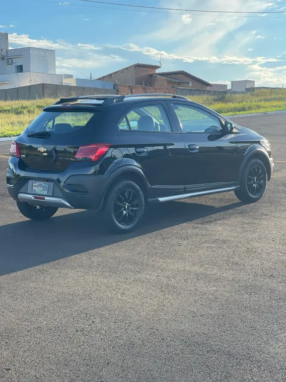 CHEVROLET Onix Hatch - Foto