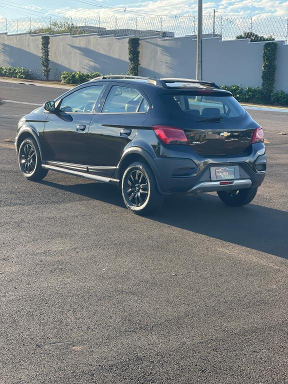 CHEVROLET Onix Hatch - Foto