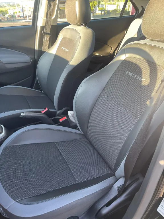 CHEVROLET Onix Hatch - Foto