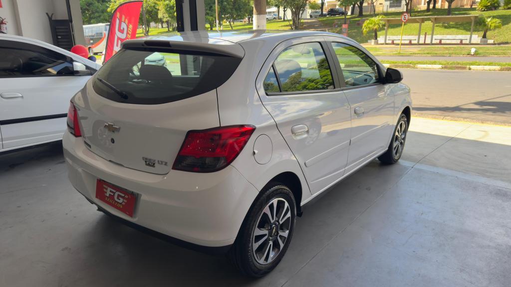 CHEVROLET Onix Hatch - Foto