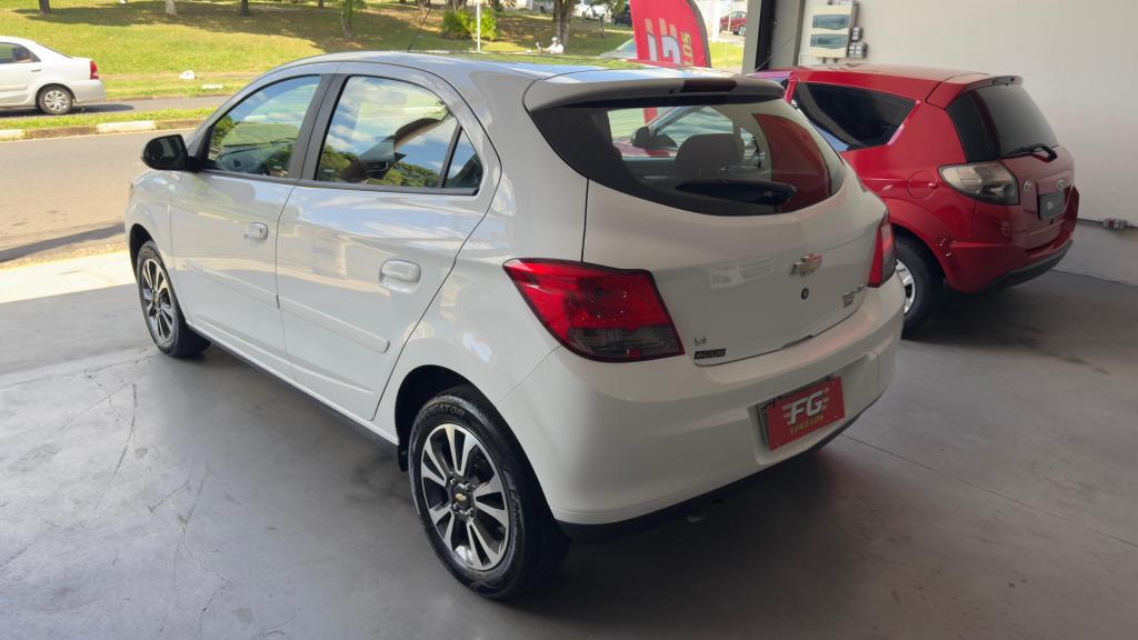 CHEVROLET Onix Hatch - Foto