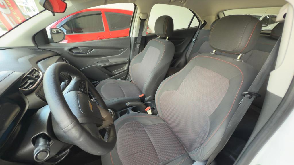 CHEVROLET Onix Hatch - Foto