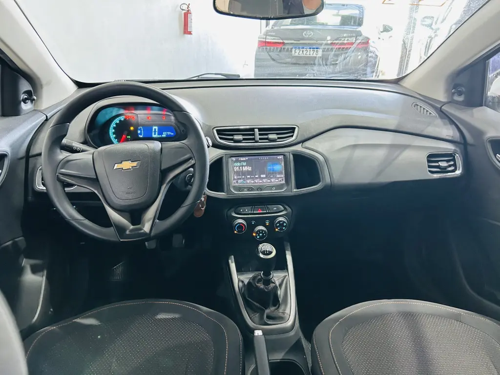 CHEVROLET Onix Hatch - Foto