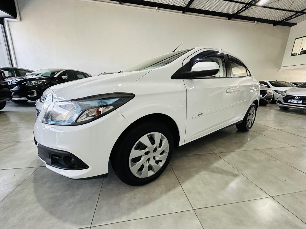 CHEVROLET Onix Hatch - Foto