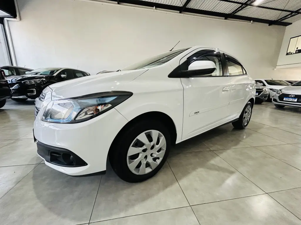 CHEVROLET Onix Hatch - Foto