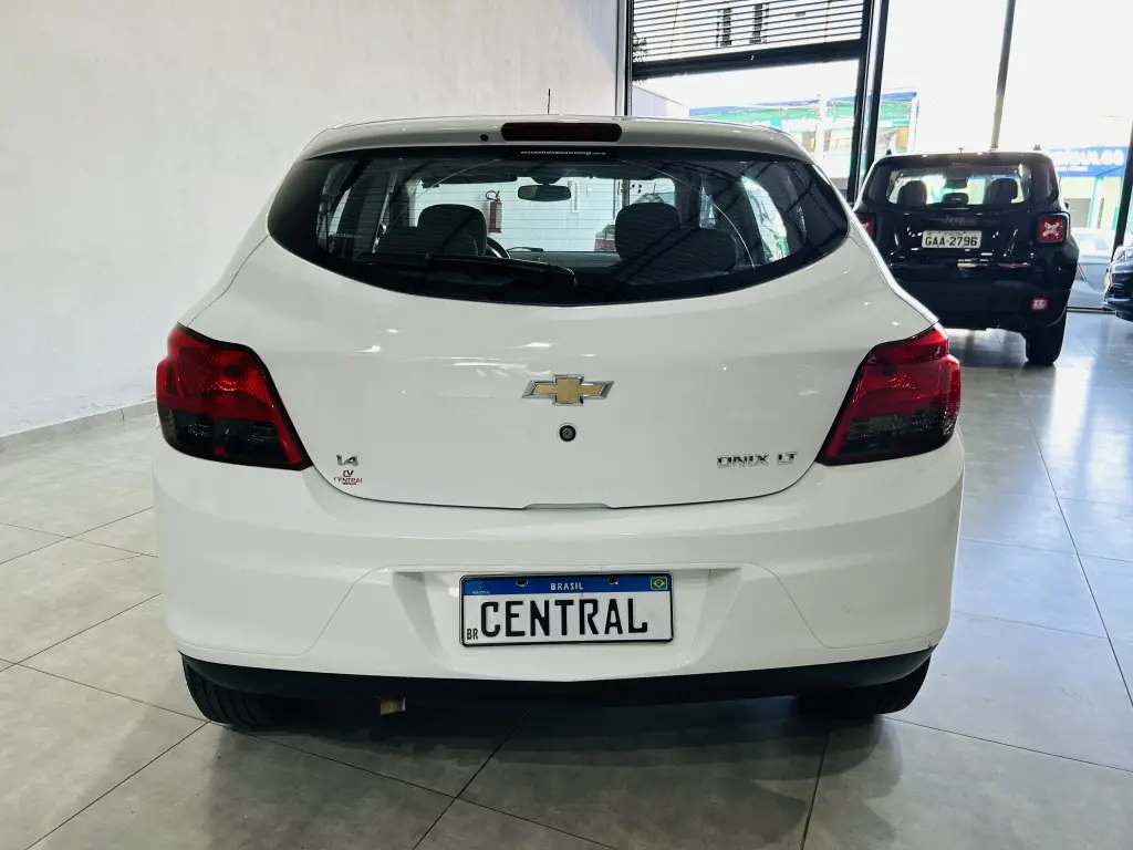 CHEVROLET Onix Hatch - Foto