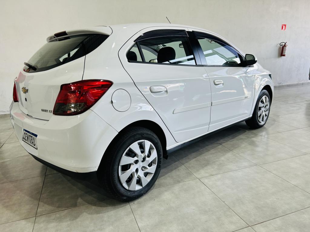 CHEVROLET Onix Hatch - Foto