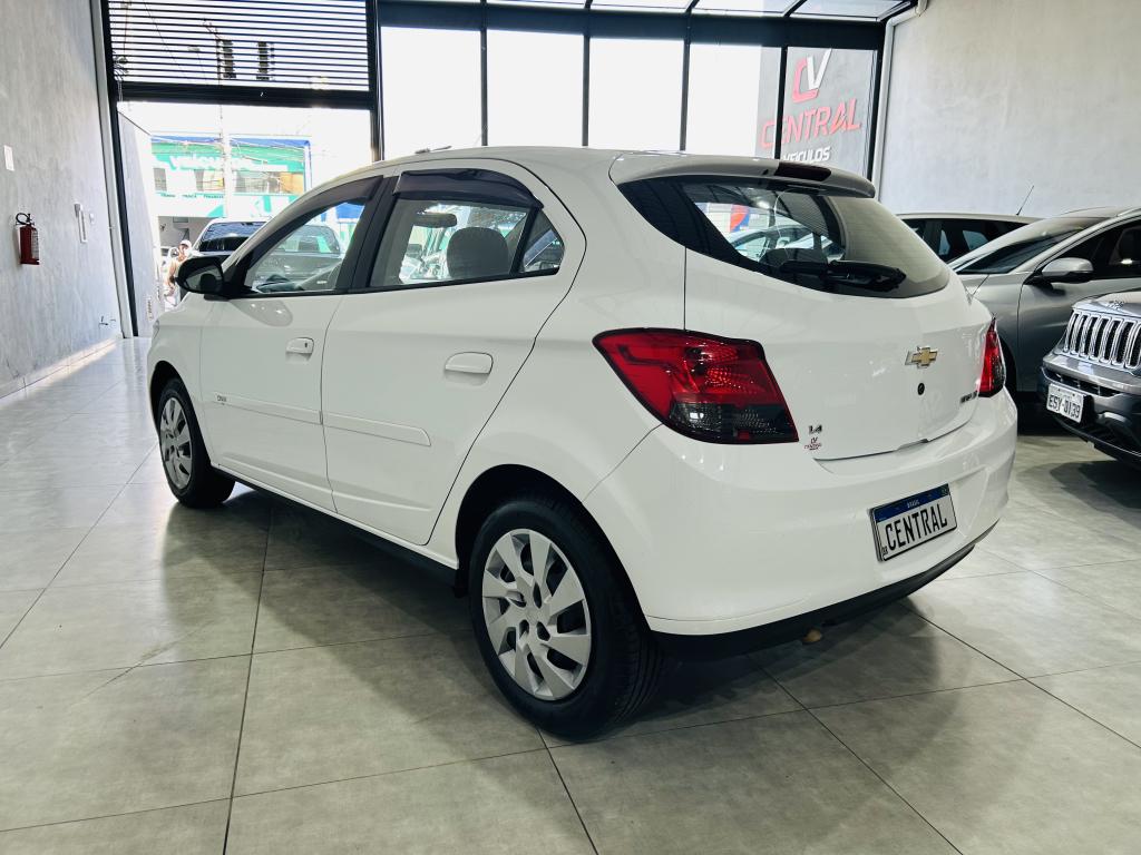 CHEVROLET Onix Hatch - Foto