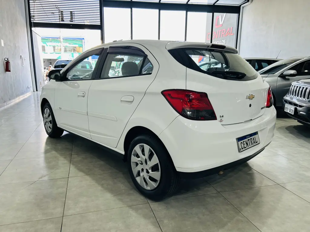 CHEVROLET Onix Hatch - Foto