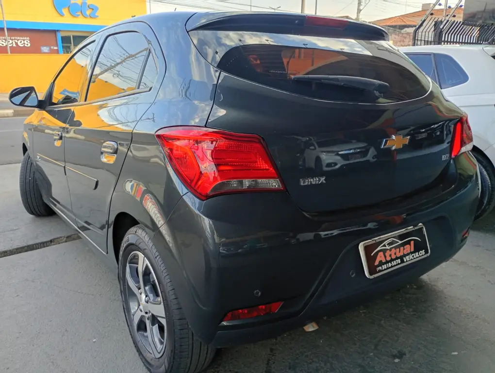 CHEVROLET Onix Hatch - Foto