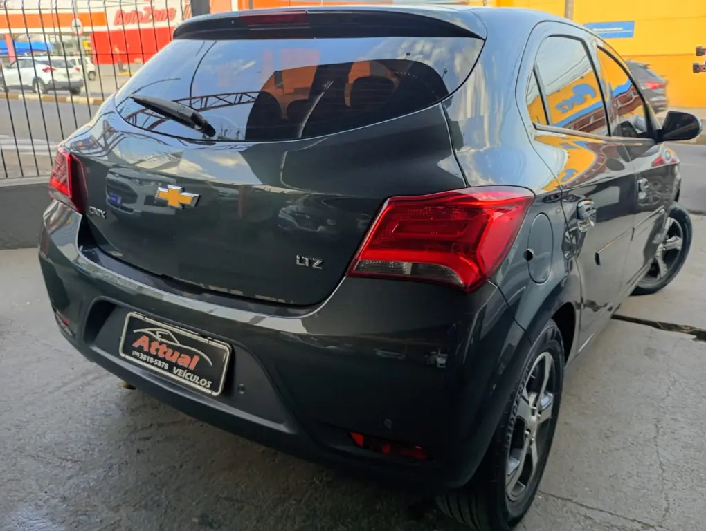 CHEVROLET Onix Hatch - Foto