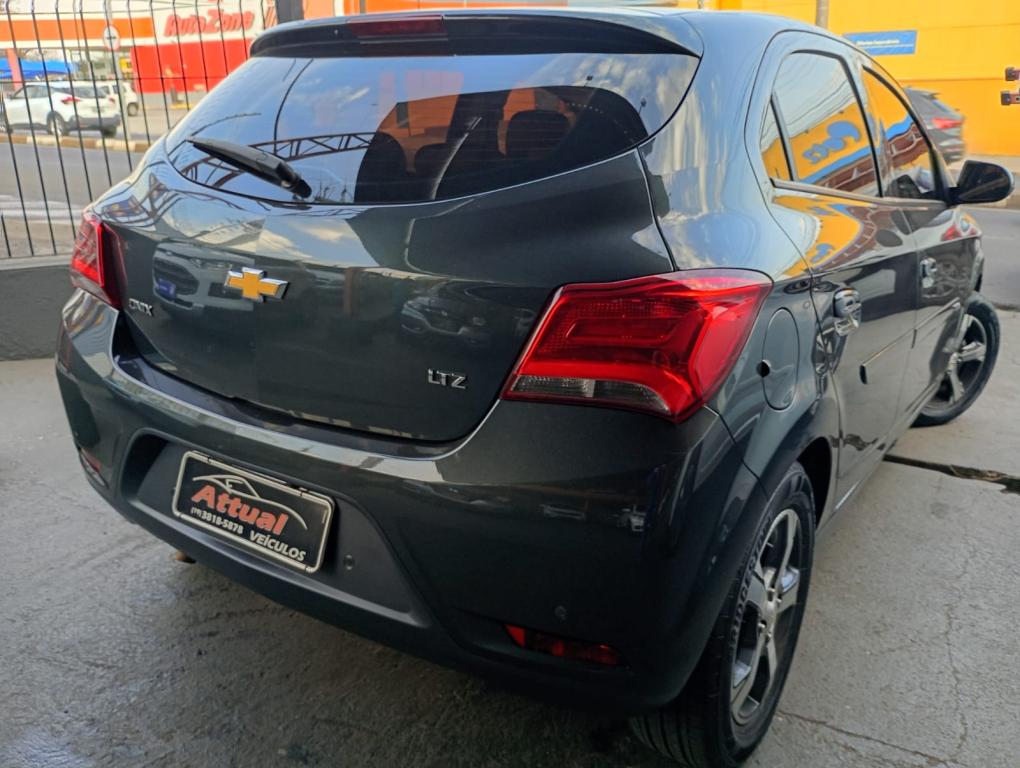 CHEVROLET Onix Hatch - Foto