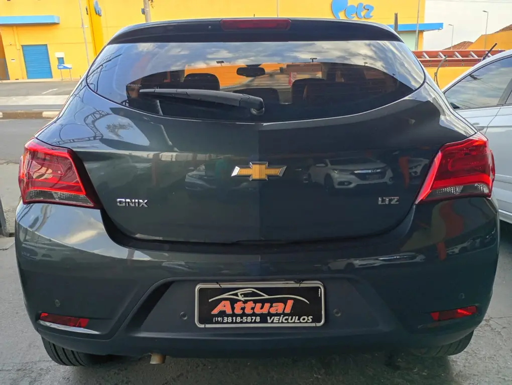 CHEVROLET Onix Hatch - Foto
