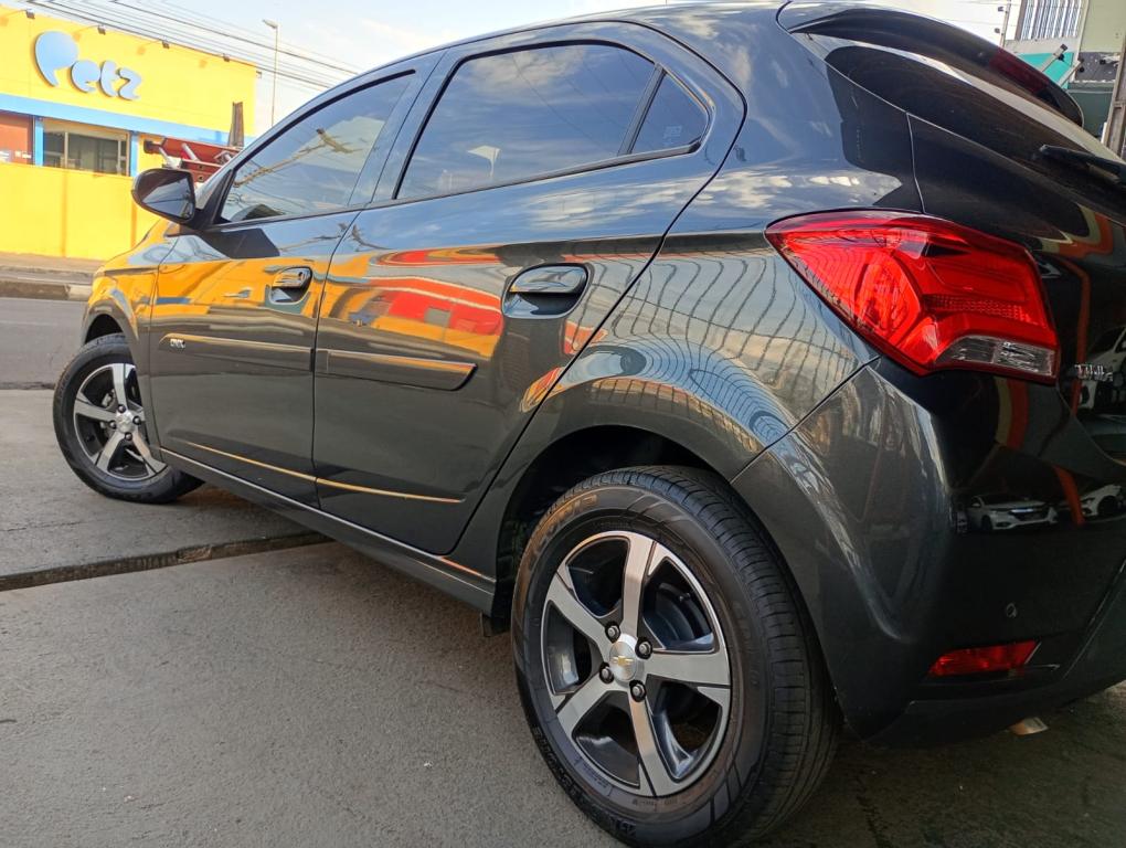 CHEVROLET Onix Hatch - Foto