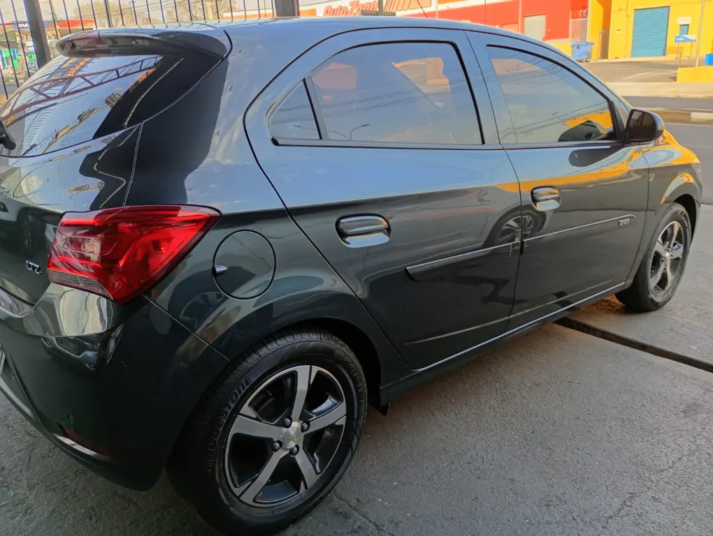 CHEVROLET Onix Hatch - Foto