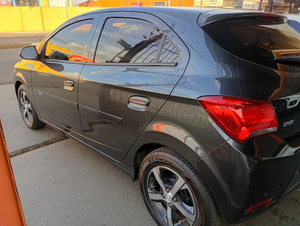 CHEVROLET Onix Hatch - Foto