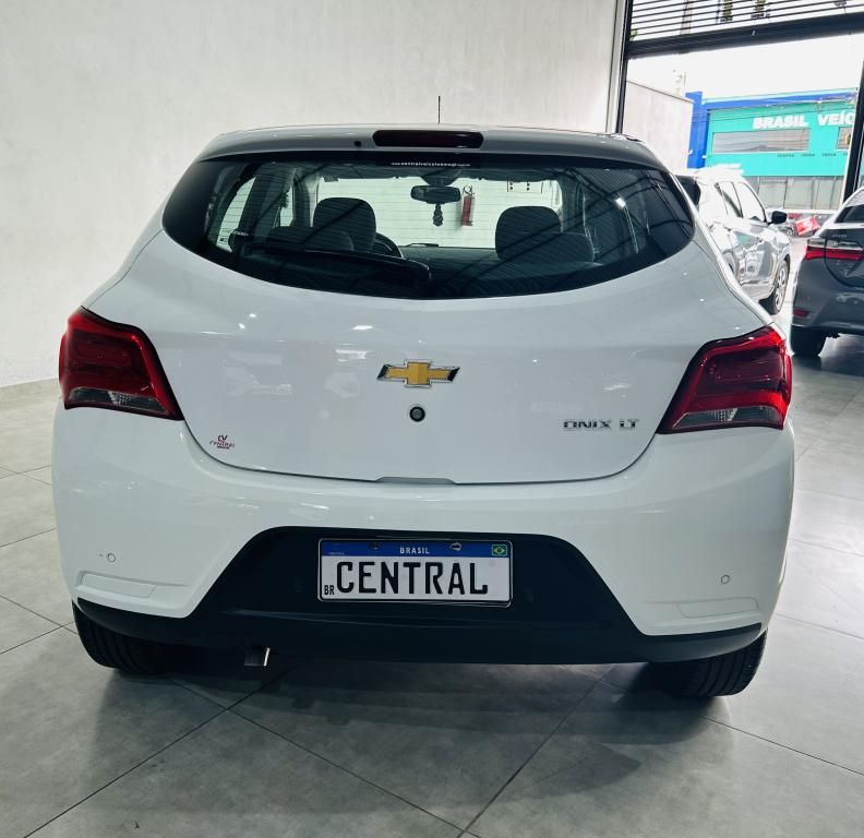 CHEVROLET Onix Hatch - Foto