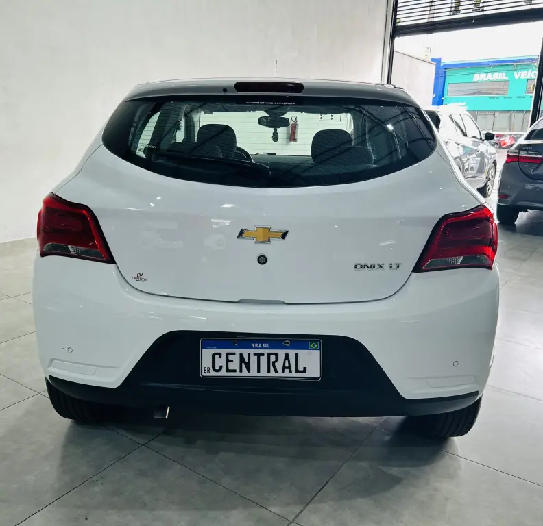 CHEVROLET Onix Hatch - Foto