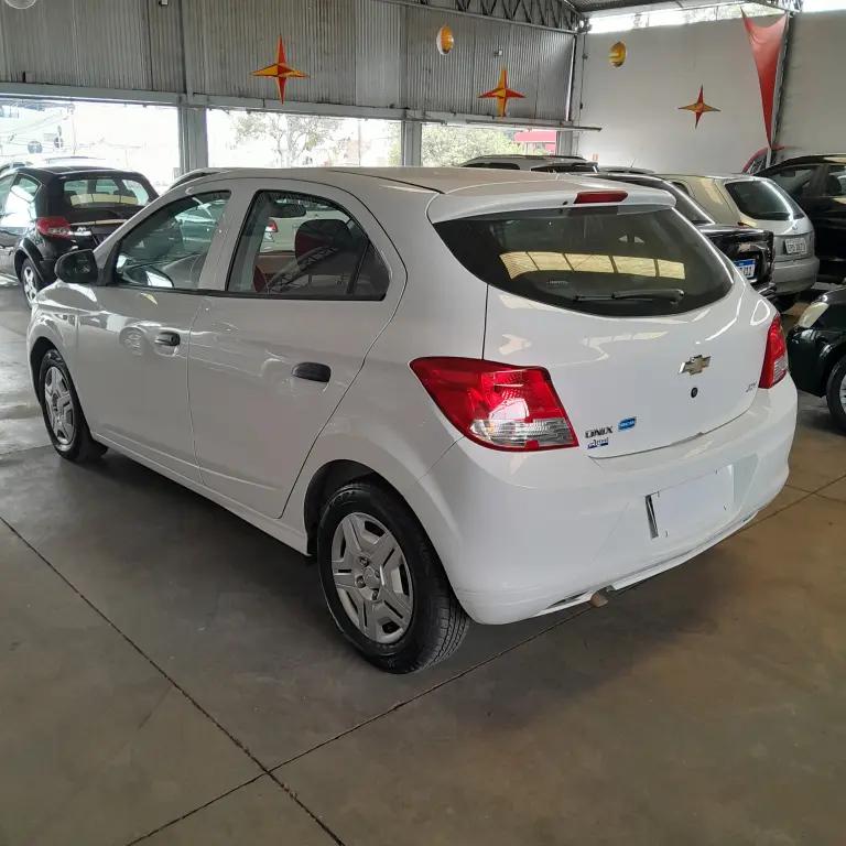 CHEVROLET Onix Hatch - Foto
